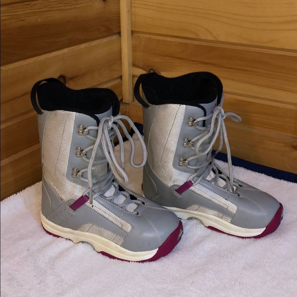 Snowboard boots